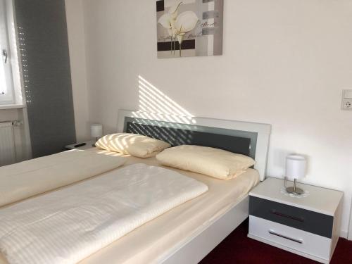 - un lit avec 2 oreillers dans l'établissement Ferienwohnung Alpenrose, à Schwangau