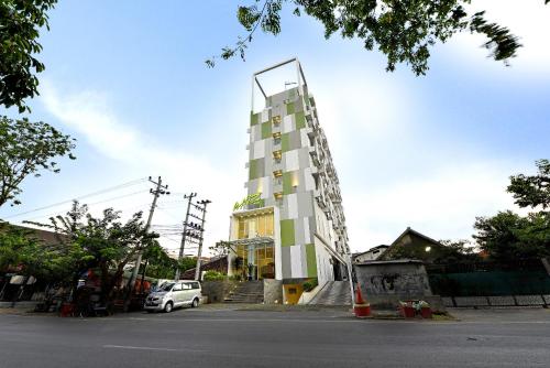 ein hohes Gebäude an der Straßenseite in der Unterkunft Whiz Hotel Pemuda Semarang in Semarang