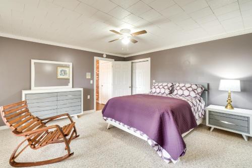 1 dormitorio con 1 cama y 1 silla en Riverfront Dayton Getaway on 700 Wooded Acres!, en Dayton