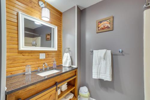 La salle de bains est pourvue d'un lavabo et d'un miroir. dans l'établissement Riverfront Dayton Getaway on 700 Wooded Acres!, à Dayton