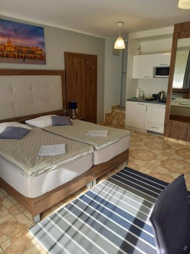 Ένα ή περισσότερα κρεβάτια σε δωμάτιο στο Mini Apartamenty Centrum