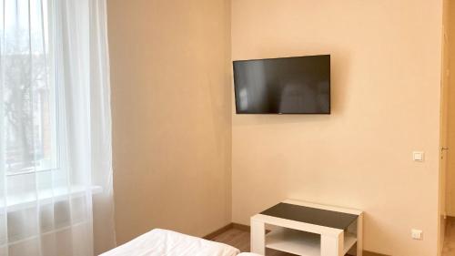 a room with a tv on the corner of a wall at Kastanimaja Apartments in Tartu