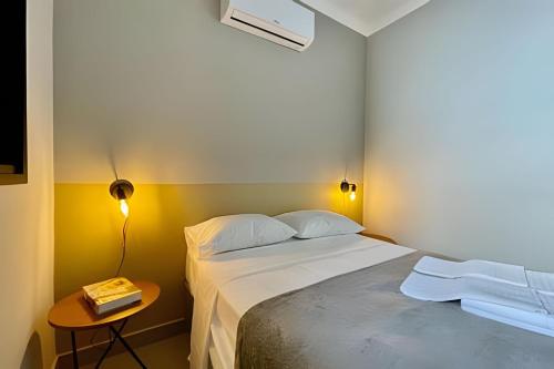 a bedroom with a bed and a table with a lamp at MY STUDIO in Franca