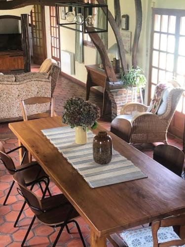 une table en bois avec un vase au-dessus dans l'établissement Gîte du petit pressoir près du Treport Baie de Somme classé 3 étoiles, à Saint-Pierre-en-Val