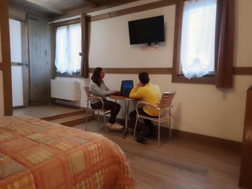 two people sitting at a table in a hotel room at LE CERQUE in Spoleto