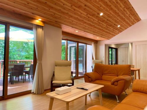 a living room with a couch and chairs and a table at Rental Villa Karuizawa Honors Hill - Vacation STAY 03447v in Oiwake