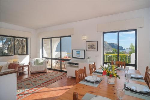 ein Wohnzimmer mit einem Tisch und einem Esszimmer in der Unterkunft Casa da Praia in Luz