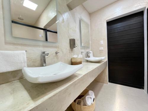 Un baño de LELÁA A NAJ