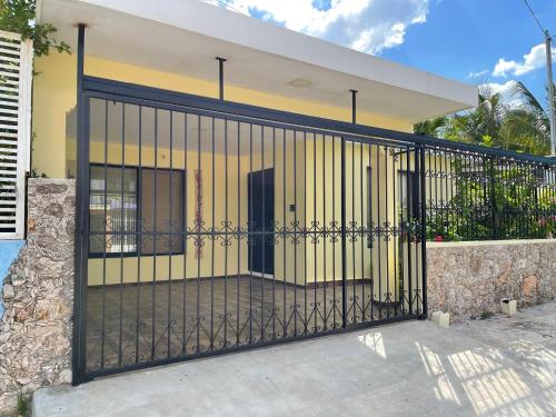 El edificio en el que está la casa vacacional