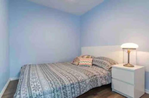 Un dormitorio con una cama y una lámpara en un tocador en Riverfront Suites, Quinte, ON, en Frankford