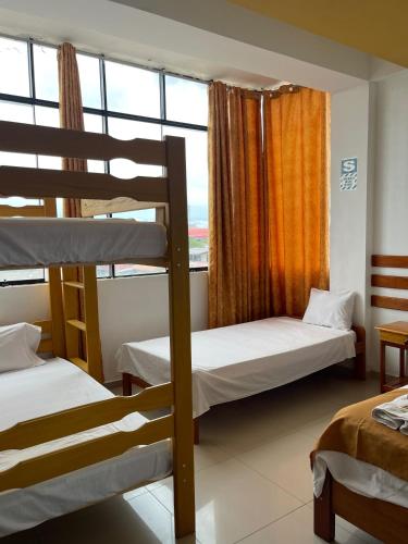 sypialnia z 2 łóżkami piętrowymi i oknem w obiekcie Puerto candela w mieście Puerto Maldonado