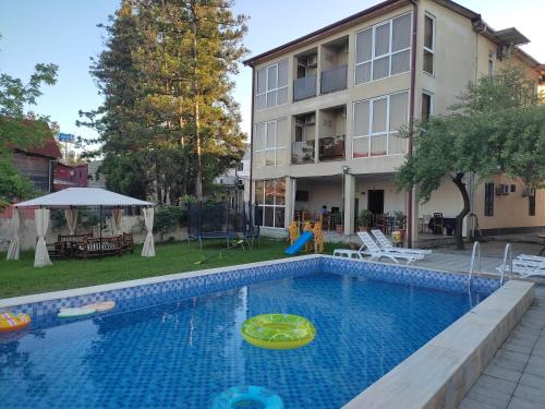 una piscina frente a un edificio en Tornado Hotel en Ureki