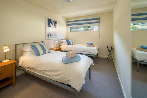 Posteľ alebo postele v izbe v ubytovaní Contemporary apartment, sea views & prime location