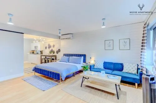 The Moose #8 - Modern Luxe Loft with King Bed & Free Parking & Wifi in New South Memphis