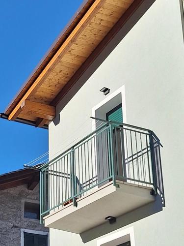 a balcony on the side of a building at Appartamento Ca' Battaglia in Chiesa in Valmalenco