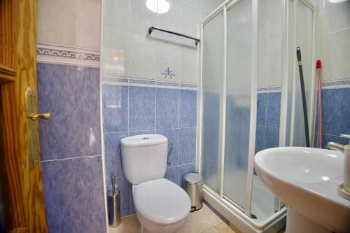 y baño con aseo, ducha y lavamanos. en Complejo Andalucía Torrecilla Beach, en Nerja