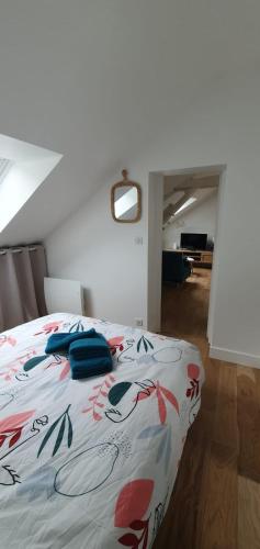 une chambre avec un lit avec une couette colorée dans l'établissement Appartement Lou, hyper centre, au cœur de Troyes, à Troyes