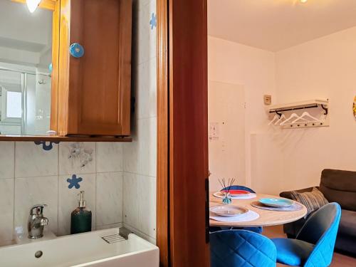 フィレンツェにあるAriento House by 360Rentalsの小さなキッチン(テーブル、青い椅子付)