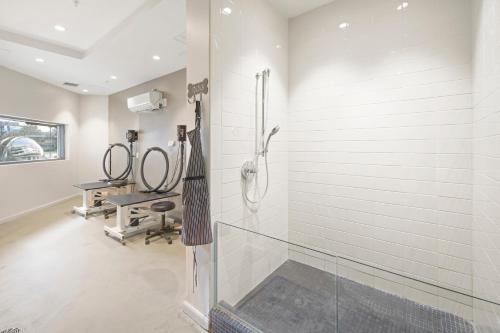 łazienka z prysznicem i 2 umywalkami w obiekcie Global Luxury Suites at Reston w mieście Reston