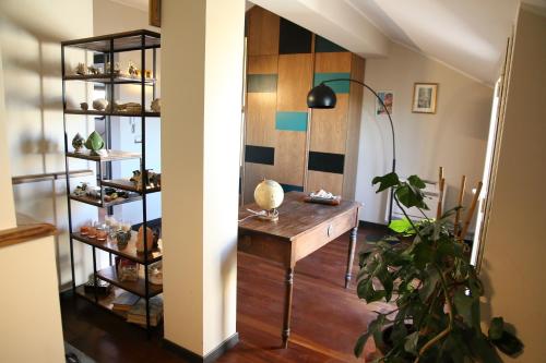 メッシーナにあるDOMUS AURIGEのデスクと棚付きの部屋