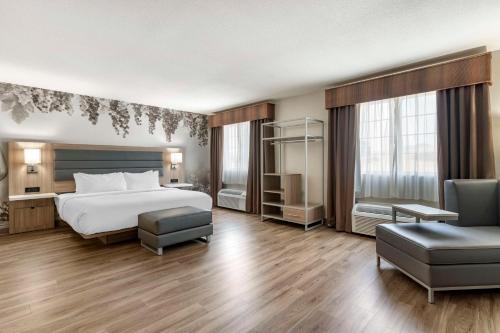 a hotel room with a bed and a chair at Best Western Plus Vineyard Inn in Livermore