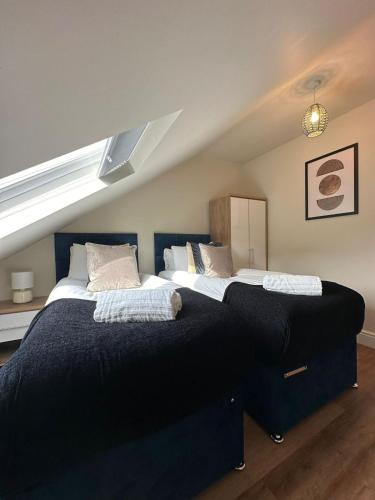 2 camas grandes en una habitación con ático en Central Cambridge Apartments by Tas en Cambridge