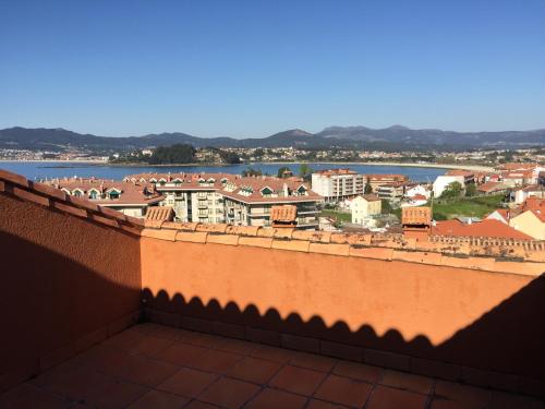 uitzicht op de stad vanaf het dak van een gebouw bij El Burgo in Baiona