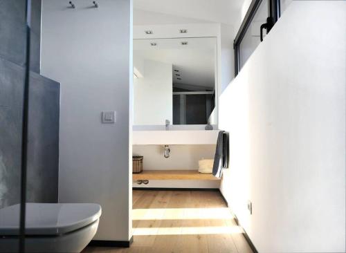 uma casa de banho com um lavatório e um WC num quarto em Lujo y vistas espectaculares. em Cadaqués