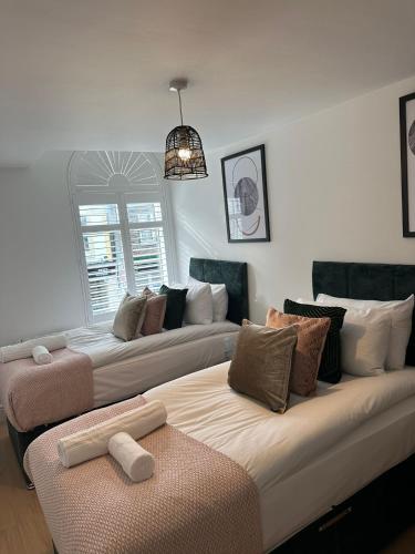 sala de estar con 2 camas y ventana en Central Cambridge Apartments by Tas en Cambridge