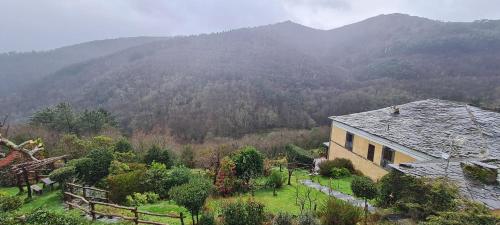 Casa con vistas a la montaña en Apartamentos Rurales El Bosque de las Viñas en Boal