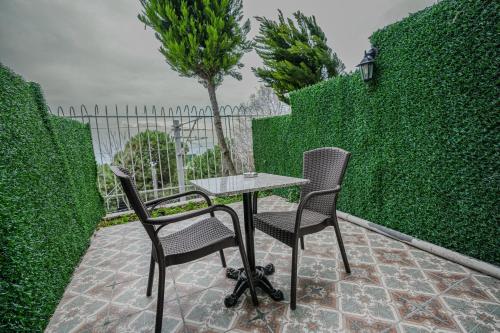 un tavolo e due sedie seduti su un patio di Seatanbul Hotel a Istanbul