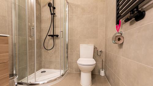 um pequeno banheiro com chuveiro e vaso sanitário em VacationClub - Apartamenty Zakopiańskie, Apartament 328 em Zakopane