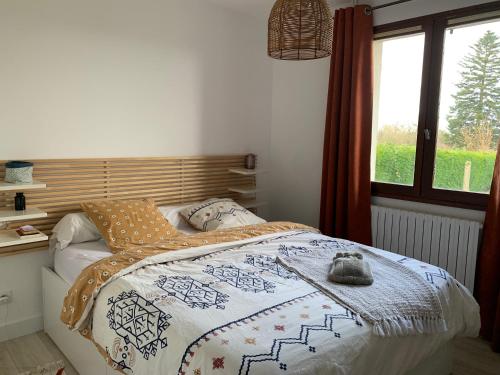 La Barre-de-SemillyにあるMaison de campagneのベッドルーム1室(毛布、窓付)