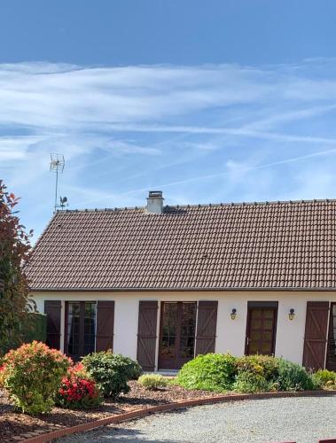 uma casa branca com um telhado castanho em Maison de campagne em La Barre-de-Semilly