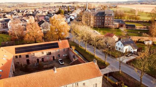 eine Luftansicht einer Stadt mit Gebäuden und Bäumen in der Unterkunft B&B en Vakantiewoningen 't Wienhoes in Wittem