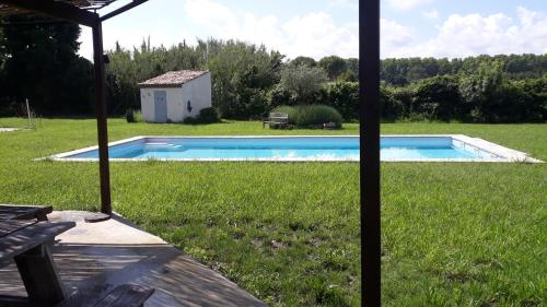 une vue d'une piscine à travers une fenêtre dans l'établissement Mas de l espine, à Eygalières