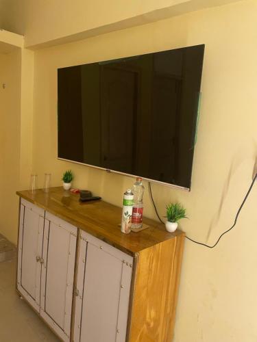 telewizor z płaskim ekranem wiszący na ścianie w obiekcie Silicon Valley w mieście Lucknow