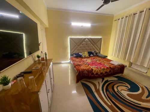 - une chambre avec un lit et une grande fenêtre dans l'établissement Silicon Valley, à Lucknow