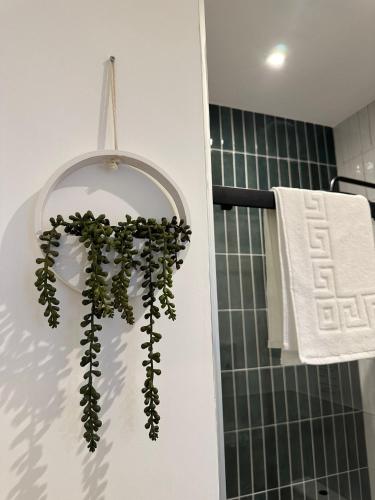 Ένα μπάνιο στο Central Cambridge Apartments by Tas