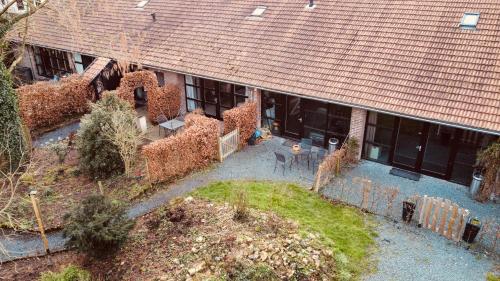 vista sul soffitto di un edificio con cortile di B&B en Vakantiewoningen 't Wienhoes a Wittem