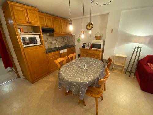 - une cuisine avec une table, une table et des chaises dans l'établissement Studio spacieux au cœur de Châtel, proche télécabine Super-Châtel, tout confort - FR-1-693-102, à Châtel