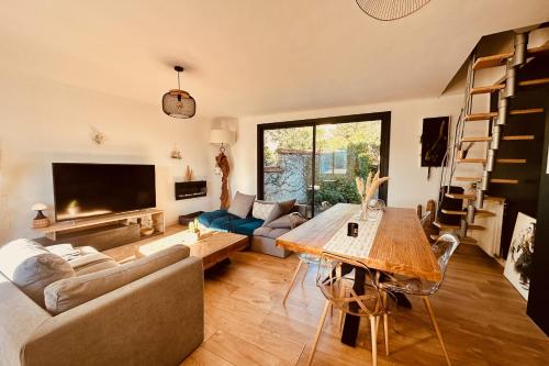 โทรทัศน์และ/หรือระบบความบันเทิงของ La Maison de la fontaine - Jardin et jacuzzi