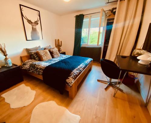 une chambre avec un lit et un bureau dans l'établissement La Maison de la fontaine - Jardin et jacuzzi, à Nîmes