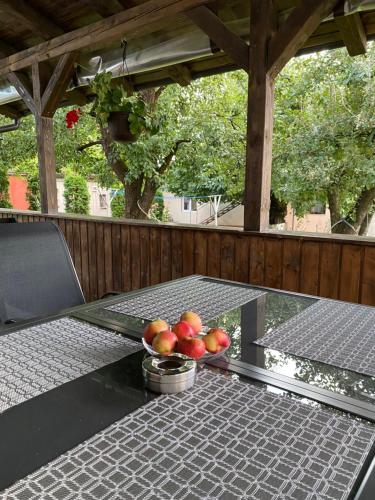 stół z miską jabłek na górze w obiekcie Casa Făget w Klużu-Napoce