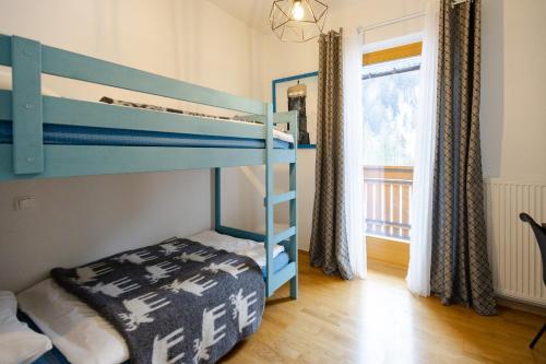 - une chambre avec 2 lits superposés et une fenêtre dans l'établissement Waterfall Apartment - Cozy Mountain Retreat, à Kranjska Gora
