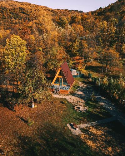 an aerial view of a cabin in the middle of a forest at Casutele din Poienita in Comarnic