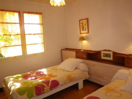 Ένα ή περισσότερα κρεβάτια σε δωμάτιο στο Maison chaleureuse à Vielle-Saint-Girons