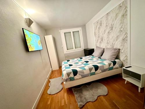 ein kleines Schlafzimmer mit einem Bett und einem Fenster in der Unterkunft T2 Grand rond centre ville in Toulouse