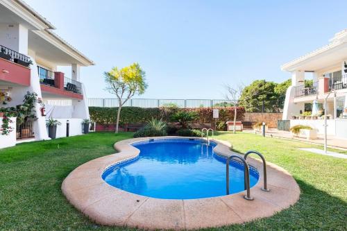 una piscina en el patio de un edificio en Casita Caracol - peace and quiet, en Denia