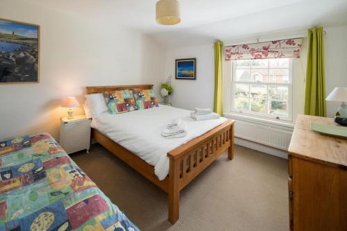 Postel nebo postele na pokoji v ubytování Hotspur House, perfectly located with sea views